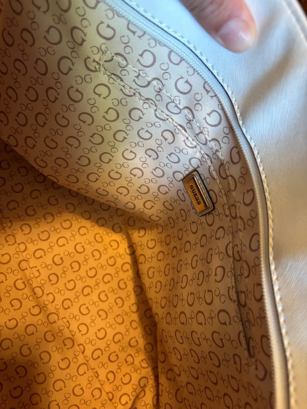 🎉NWOT GUESS Cream/White Embossed Logo Shoulder Bag!